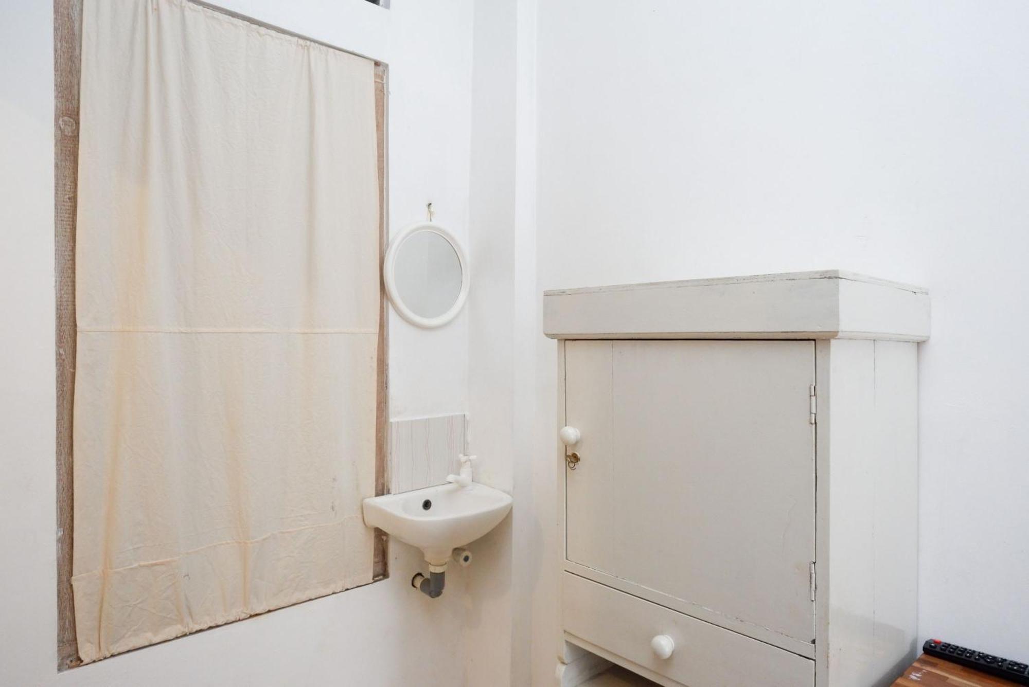 Reddoorz Syariah Near Plengkung Gading 2 Hotel Yogyakarta Room photo